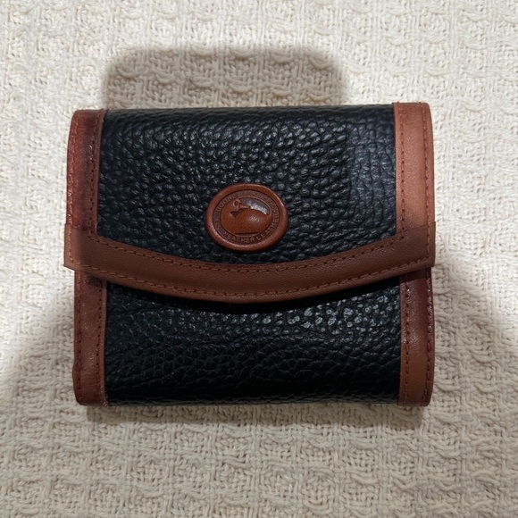Dooney & Bourke Vintage
AWL Kiss Lock Wallet
Black and Brown Leather Wallet - Picture 1 of 7